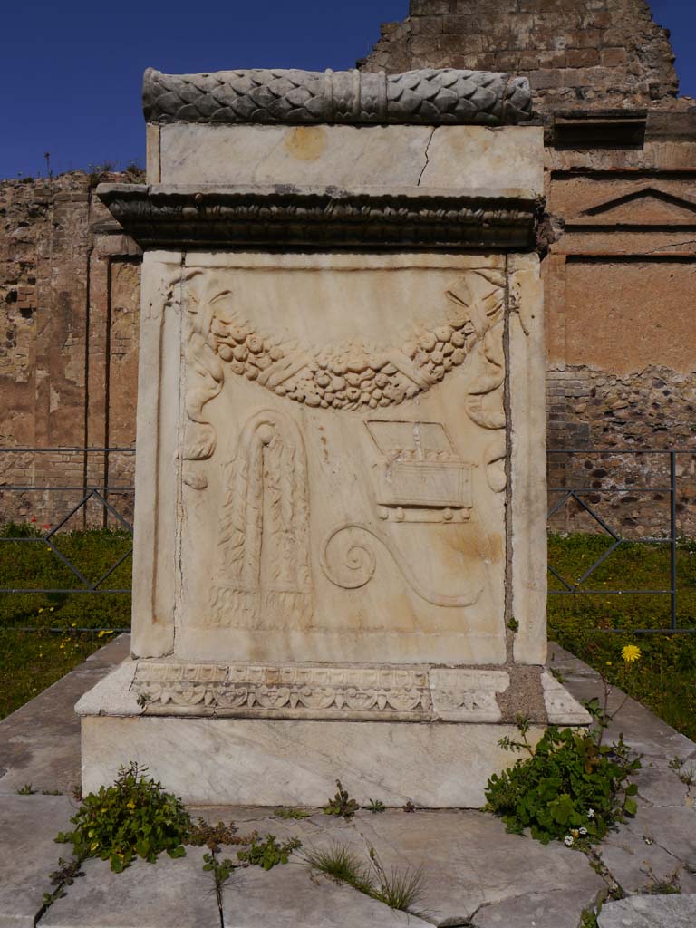 VII.9.2 Pompeii. March 2019. Looking towards south side of altar.
Foto Anne Kleineberg, ERC Grant 681269 DÉCOR.
