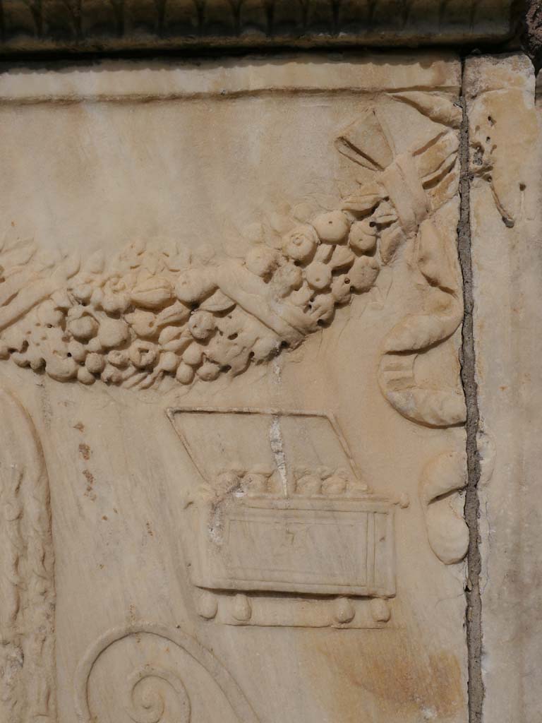 VII.9.2 Pompeii. March 2019. Detail of east end of south side of altar.
Foto Anne Kleineberg, ERC Grant 681269 DÉCOR.
