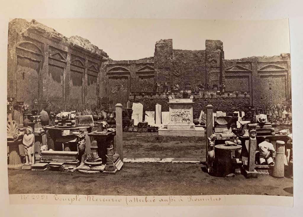 VII.9.2 Pompeii. Album by M. Amodio, c.1880, entitled �Pompei, destroyed on 23 November 79, discovered in 1748�.
Items on display. Photo courtesy of Rick Bauer.
