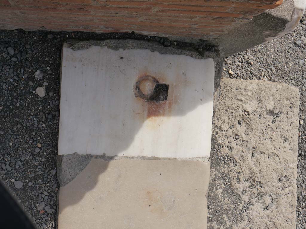 VII.9.2 Pompeii. March 2019. Detail of doorway threshold at south end.
Foto Anne Kleineberg, ERC Grant 681269 DÉCOR.

