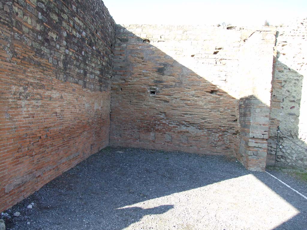 VII.9.2 Pompeii. December 2007. Looking towards vestibule at north end. 