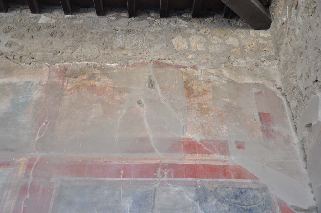 VII.9.7/8 Pompeii. July 2017. Upper west wall at north end, painted panel with jugs.
Foto Annette Haug, ERC Grant 681269 DÉCOR.

