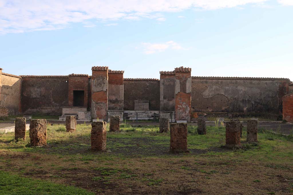 VII.9.7 and VII.9.8 Pompeii. Macellum. December 2018. 
Looking across Tholos towards rooms on east side. Photo courtesy of Aude Durand. 
