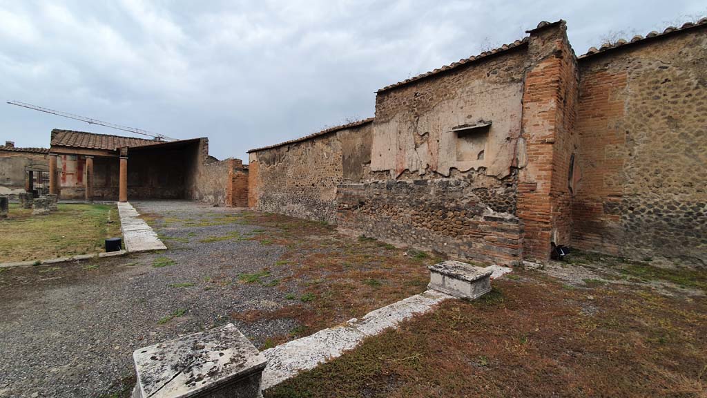 VII.9.7/8 Pompeii. August 2021. Looking west along north wall from north-east corner.
Foto Annette Haug, ERC Grant 681269 DÉCOR.

