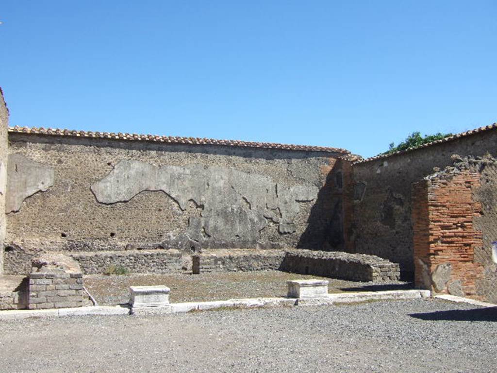 VII.9.7 and VII.9.8 Pompeii. Macellum. December 2007. Large room in south east corner. Market room and counter used for the sale of meat and fish. Looking east.