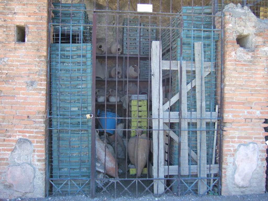 VII.9.7 and VII.9.8 Pompeii. Macellum. September 2005. Shop 7 on south side.
