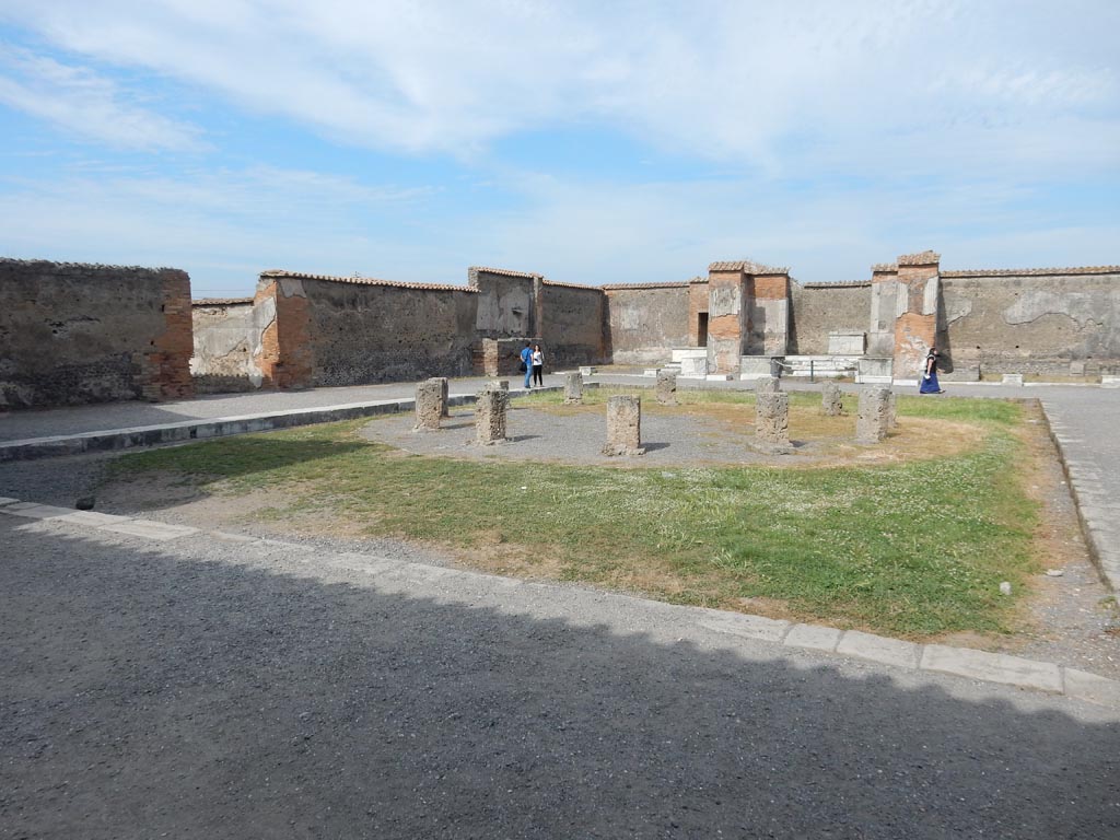 VII.9.7 and VII.9.8 Pompeii. Macellum. May 2015. 
Looking north-east across site from south-west corner. Photo courtesy of Buzz Ferebee.
