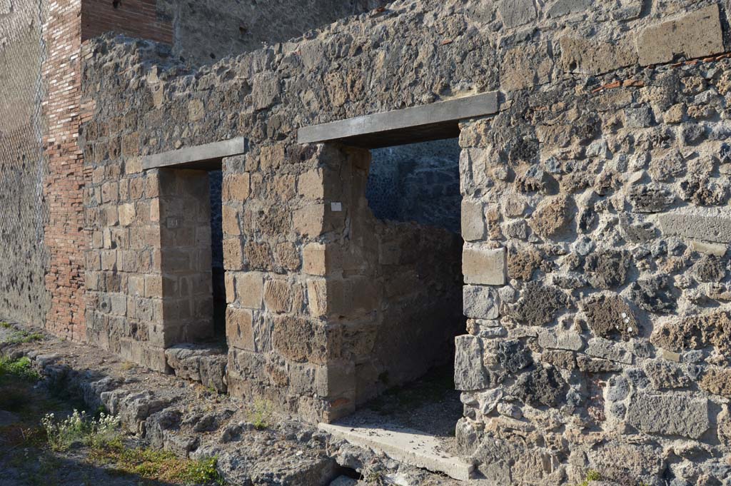 VII.9.40 Pompeii, on right. October 2017. Looking north-west to entrance doorway on Vicolo del Balcone Pensile.
Foto Taylor Lauritsen, ERC Grant 681269 D�COR.

