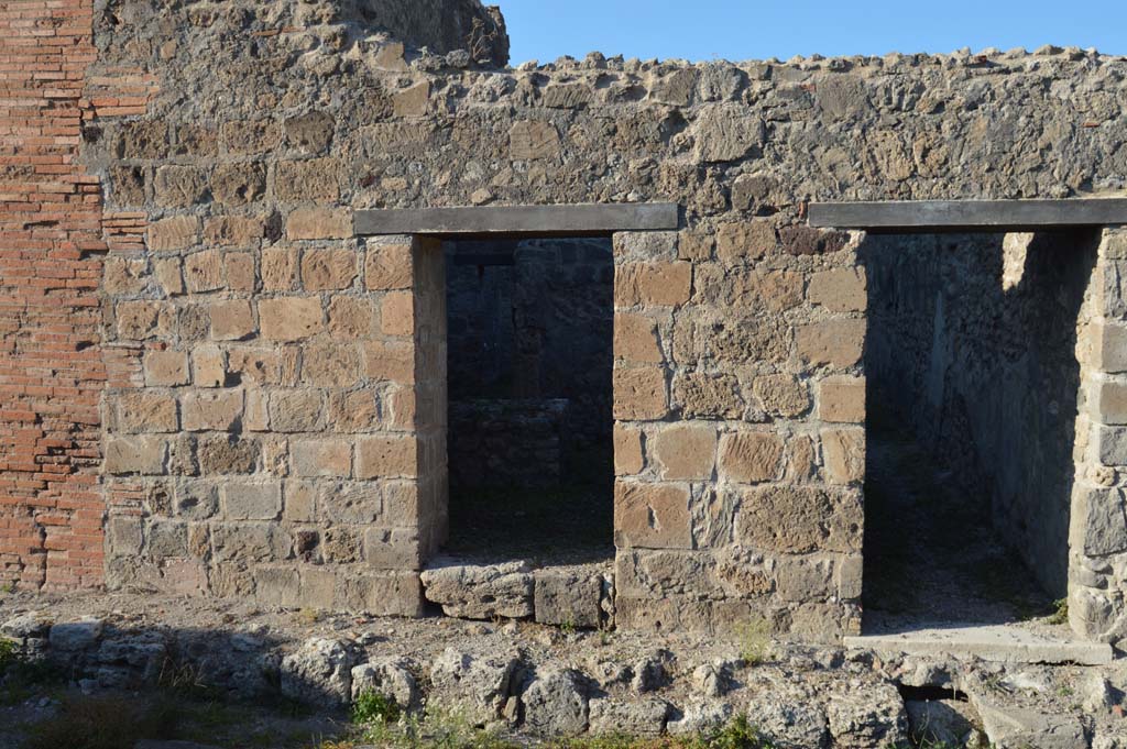 VII.9.41 Pompeii, on left. October 2017. Looking north to entrance doorway on Vicolo del Balcone Pensile.
Foto Taylor Lauritsen, ERC Grant 681269 D�COR.
