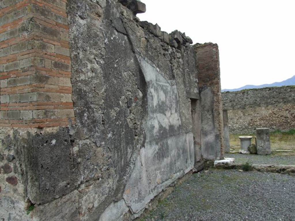 VII.9.47 Pompeii. March 2009. Room 6. Tablinum. East wall.