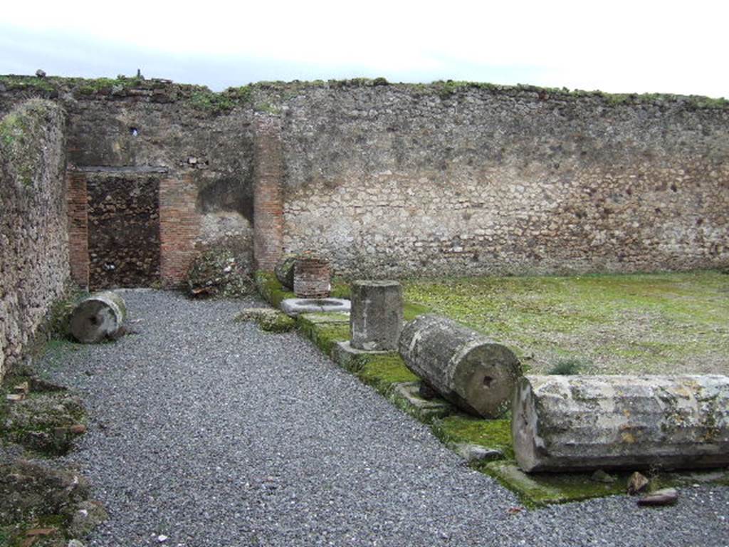 VII.9.47 Pompeii. December 2005. East Portico, looking south towards rear doorway