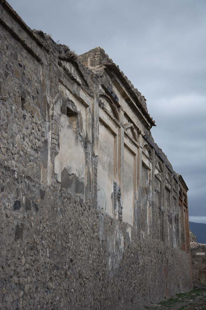 VII.9.67 Pompeii. October 2017. Looking north along side (rear) wall on Vicolo di Eumachia.
Foto Annette Haug, ERC Grant 681269 DÉCOR.

