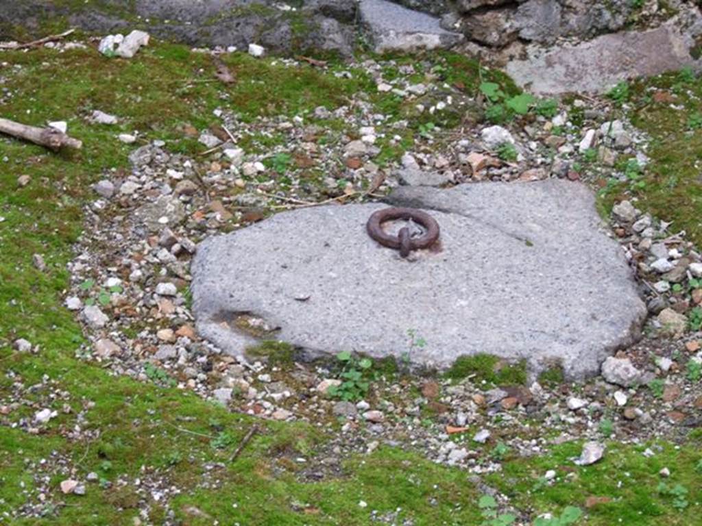 VII.10.13 Pompeii.  Officina lanifricaria.  December 2007.  Stone with metal ring.
