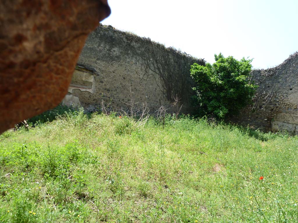 VII.10.14 Pompeii. May 2010. South wall with remains of painted plaster, photo taken from entrance doorway.