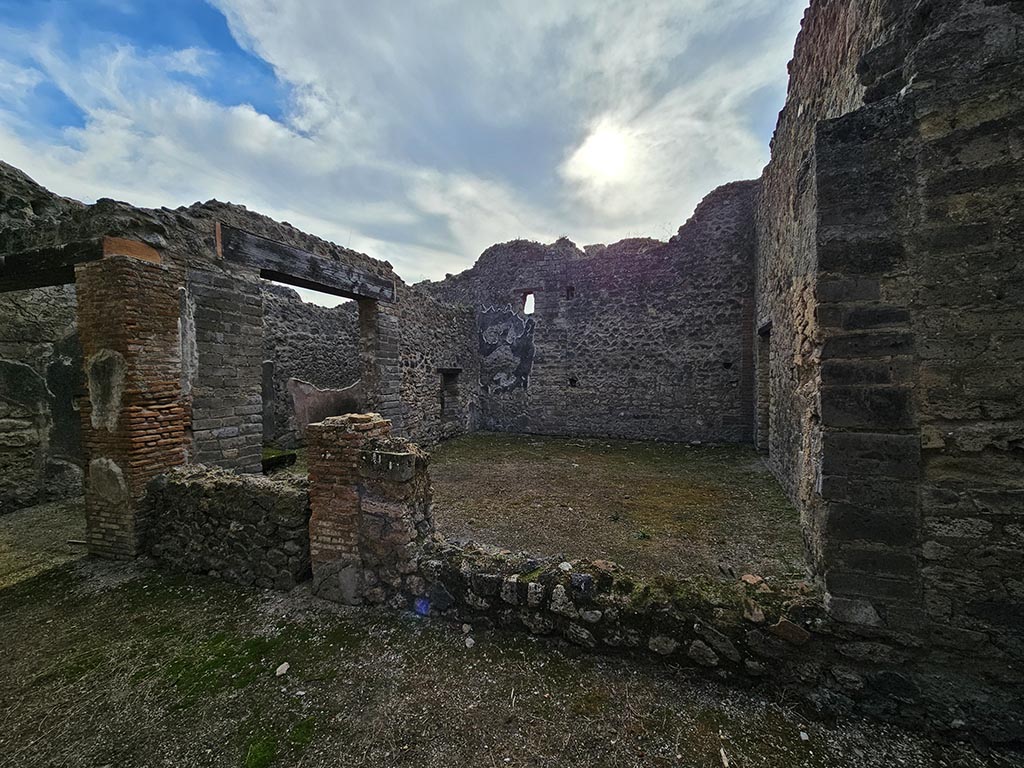 VII.11.14 Pompeii. November 2024.
Looking south along west wall of garden area “A”, on right, from tablinum. Photo courtesy of Annette Haug.