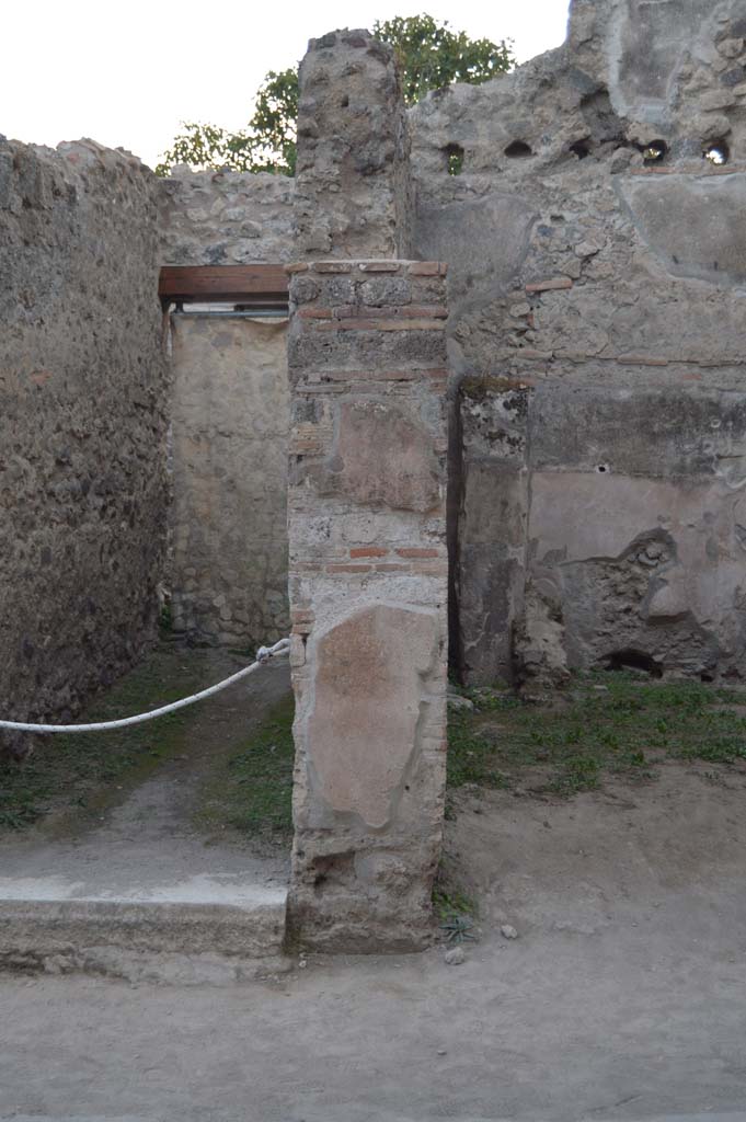 VII.11.14 Pompeii, on left. October 2017. 
Looking west to pilaster between entrances, with VII.11.13, on right.
Foto Taylor Lauritsen, ERC Grant 681269 D�COR.
