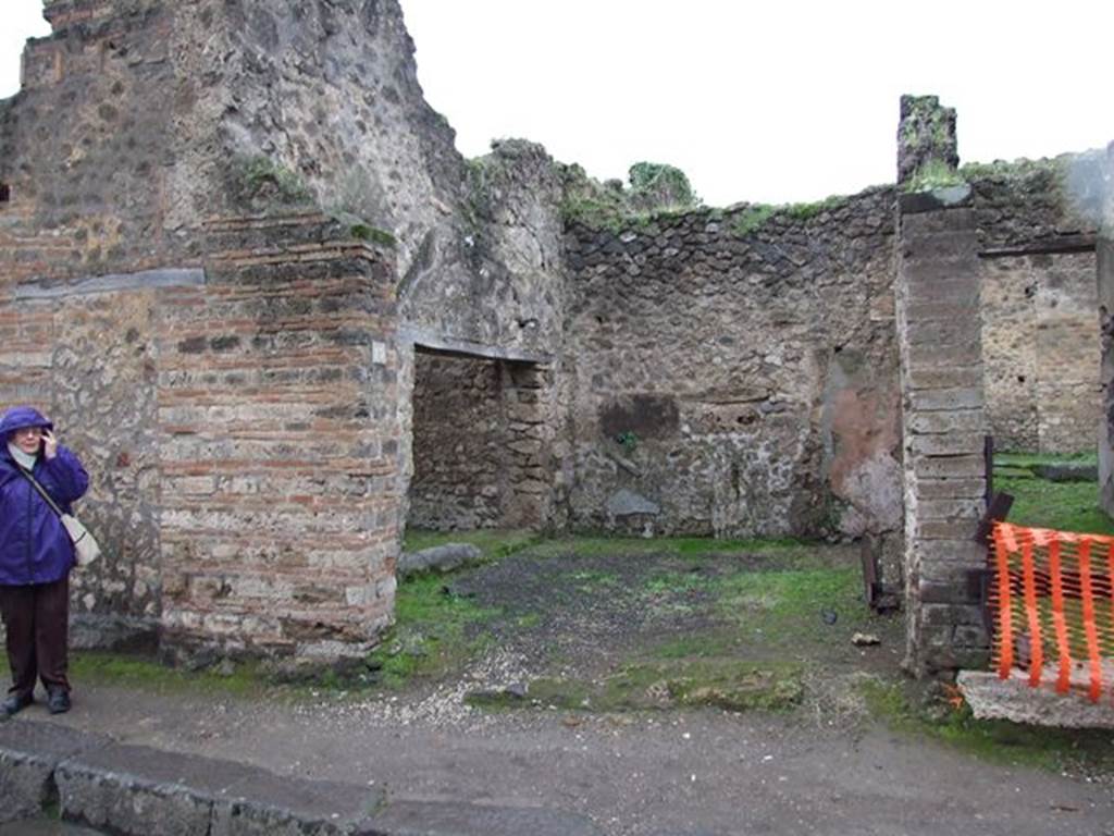VII.11.15 Pompeii. December 2006. Looking west towards entrance doorway. According to Eschebach, on the right would have been the steps to the upper floor. On the left would have been the shop-counter or podium, with the doorway to the neighbouring room behind.
See Eschebach, L., 1993. Geb�udeverzeichnis und Stadtplan der antiken Stadt Pompeji. K�ln: B�hlau. (p.325)
