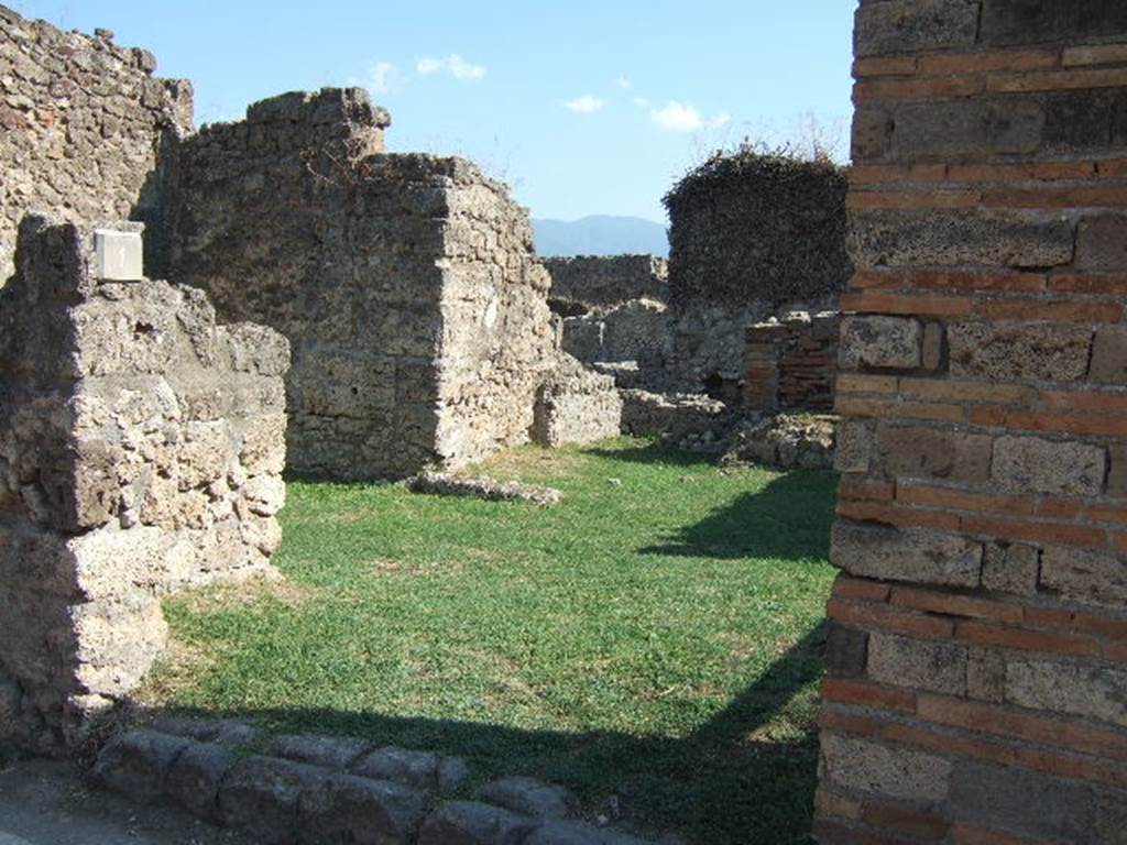 VII.12.1 Pompeii. September 2005. Entrance doorway.
According to Della Corte, found on the external wall was –
Donatus rog(at)    [CIL IV 616]
See Della Corte, M., 1965.  Case ed Abitanti di Pompei. Napoli: Fausto Fiorentino. (p.183)

According to Epigraphik-Datenbank Clauss/Slaby (See www.manfredclauss.de), it read -

M(arcum) Cerrinium aed(ilem)
Donatus rog(at)    [CIL IV 616]
