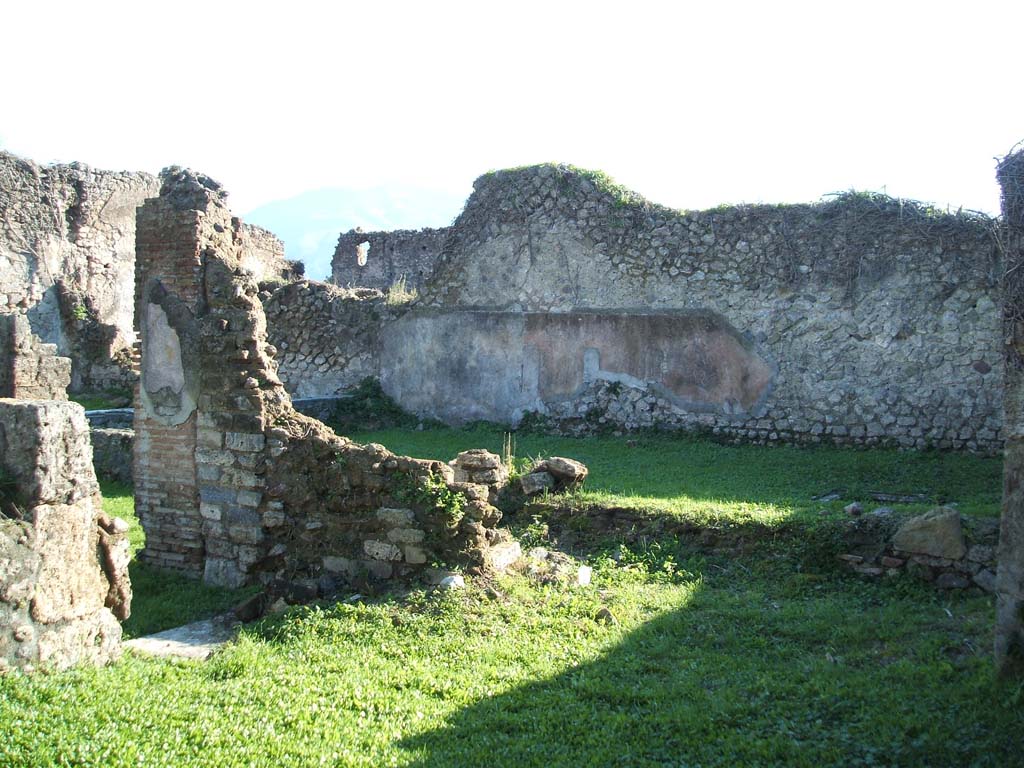 VII.12.3 Pompeii. December 2004. Looking south across triclinium towards peristyle garden.