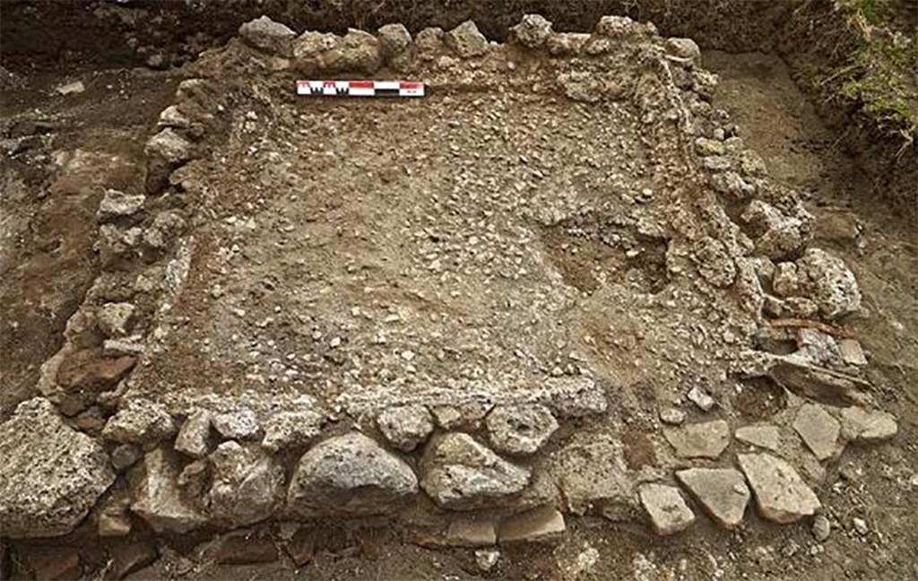 Fig. 47 – Pompéi, boulangerie VII 12, 7 – Bassin d’impluvium ( ?) dont l’évacuation est bouchée mais qui est maintenu dans la boulangerie.
Vue de l’est.
Cliché : F. Pauvarel – EFR.
