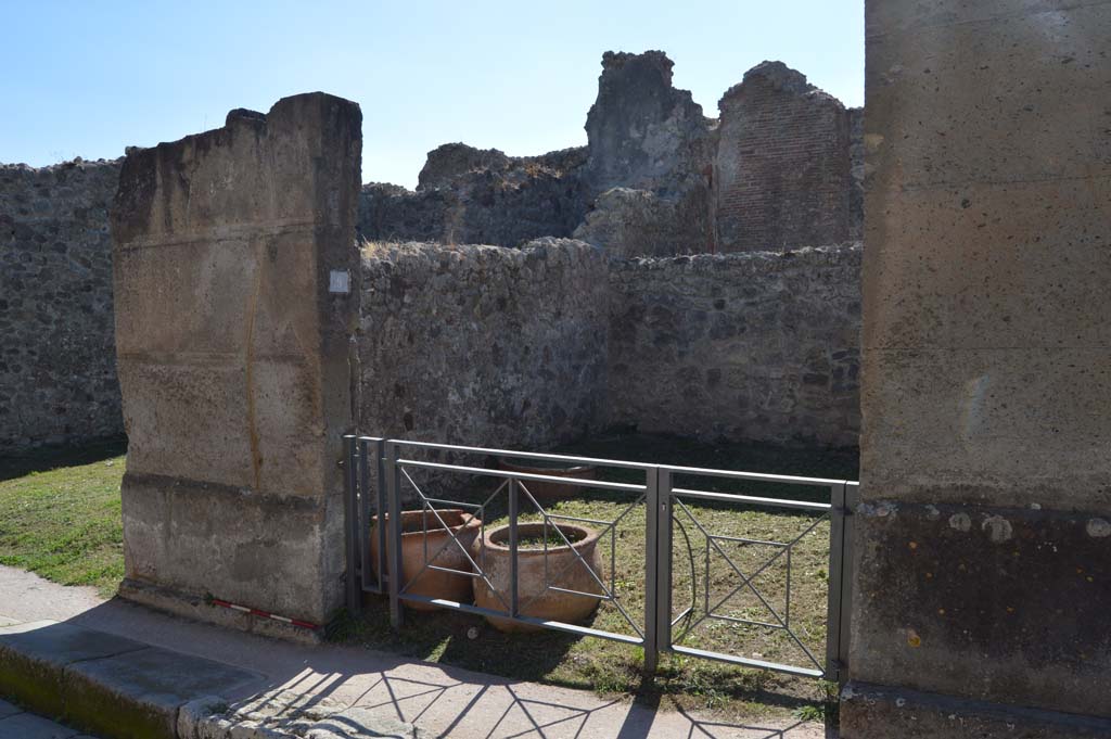 VII.12.9 Pompeii. October 2017. Looking south towards entrance doorway on Via degli Augustali.
Foto Taylor Lauritsen, ERC Grant 681269 D�COR.

