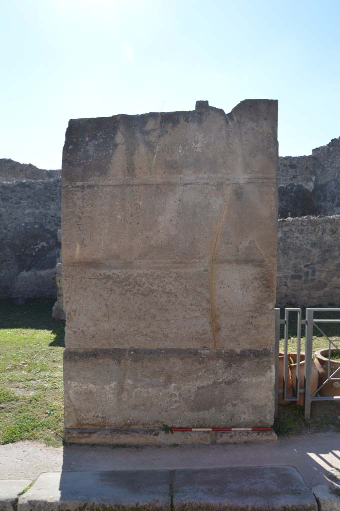 VII.12.9 Pompeii, on right. October 2017. 
Looking south to pilaster between entrances, site of wall painting of Mercury.
Foto Taylor Lauritsen, ERC Grant 681269 D�COR.
