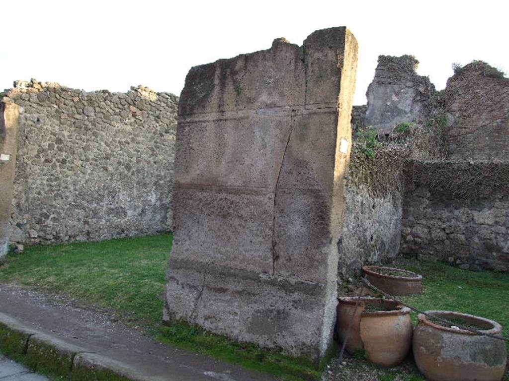 Site of wall painting of Mercury between VII.12.10 and VII.12.9.  See Fr�hlich, T., 1991, Lararien und Fassadenbilder in den Vesuvst�dten.  Mainz: von Zabern.  (F59: p.330).