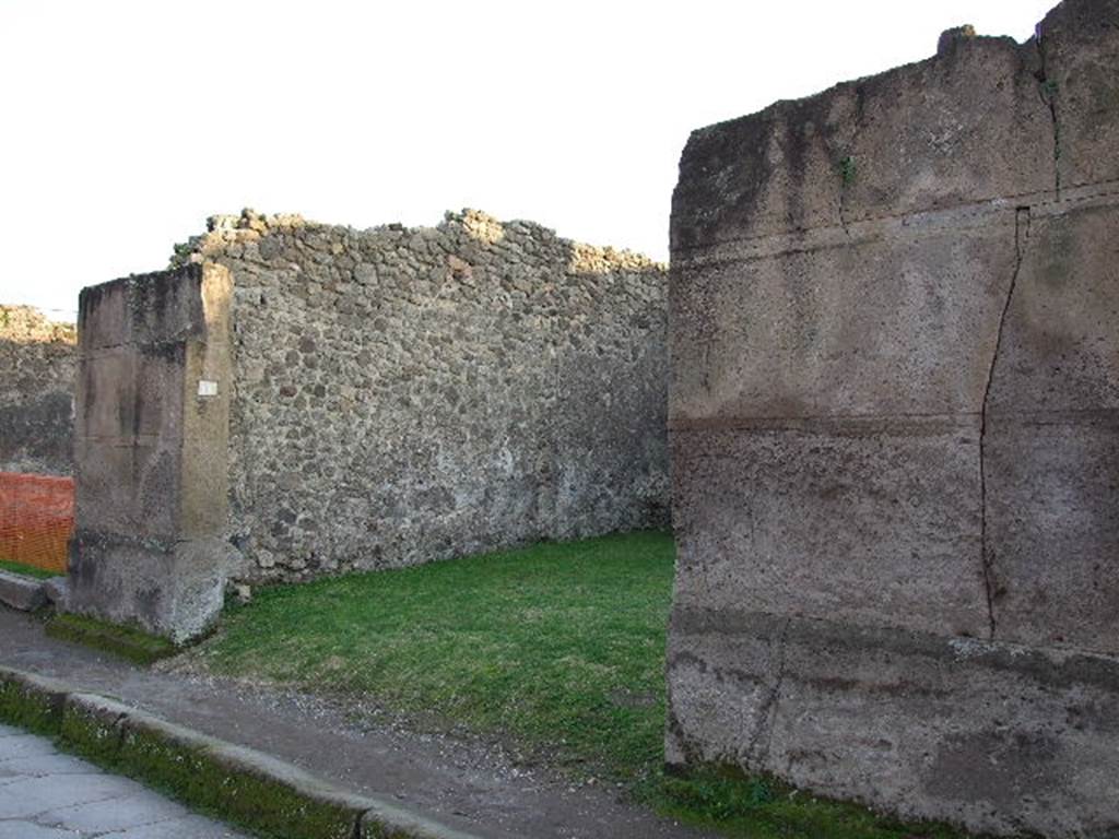 VII.12.10 Pompeii. December 2006. Entrance doorway. According to Della Corte, this was another shop communicating with a large internal workshop. Found on the pilaster to the right of the entrance doorway was the electoral recommendation �
Festus rogat   [CIL IV 625]
See Della Corte, M., 1965.  Case ed Abitanti di Pompei. Napoli: Fausto Fiorentino. (p.183)
According to Epigraphik-Datenbank Clauss/Slaby (See www.manfredclauss.de), it read �
Pansam aed(ilem)
o(ro) v(os) f(aciatis) Festus rogat       [CIL IV 625]
According to Boyce on the right pilaster, separating the two entrances of VII.12.10 and 9, was a painting of Mercury. Bull. Arch. Nap., iv, 1846, 5.
See Boyce G. K., 1937. Corpus of the Lararia of Pompeii. Rome: MAAR 14. (p.111, no.22) 


