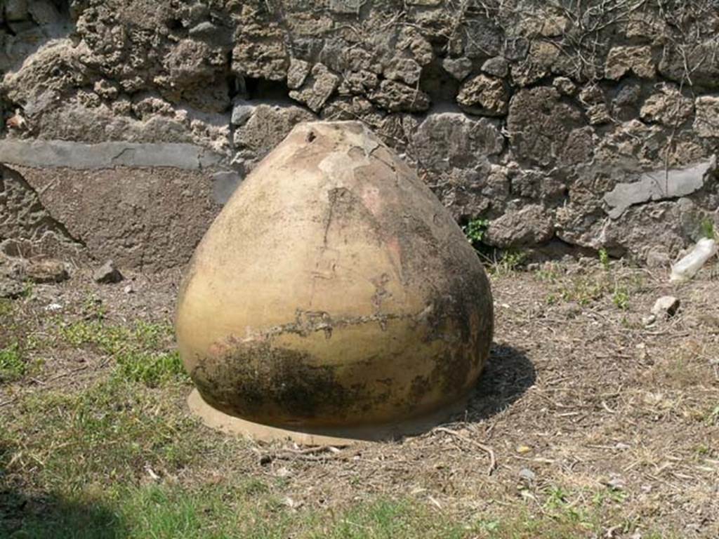 VII.12.10 Pompeii. June 2005. Dolia in rear yard. Photo courtesy of Nicolas Monteix.