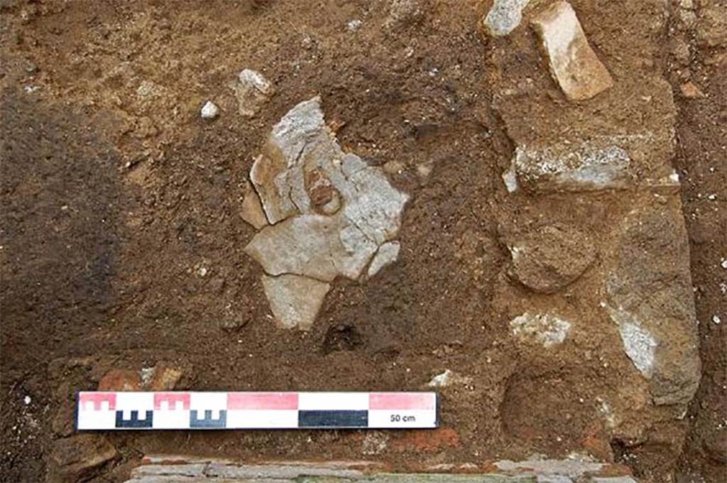 Fig. 51 � Pomp�i, boulangerie VII 12, 11 � Fond d�amphore utilis� pour recevoir l�eau en surplus issue du chauffe-eau.
Vue du sud.
Clich� : S. Aho � EFR.
