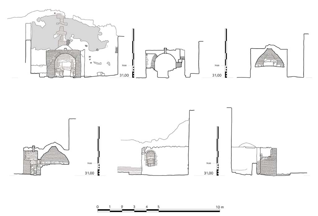 Fig. 52 � Pomp�i, boulangerie VII 12, 11 � �l�vation de la fa�ade.
�chelle : 1/100.
Coupe transversale en arri�re du mur diaphragme, coupe transversale dans la chambre de cuisson (en haut) ; coupe longitudinale, �l�vation occidentale et �l�vation orientale four (en bas).
Relev� / dessin : F. Fouriaux / S. Mencarelli � EFR.
