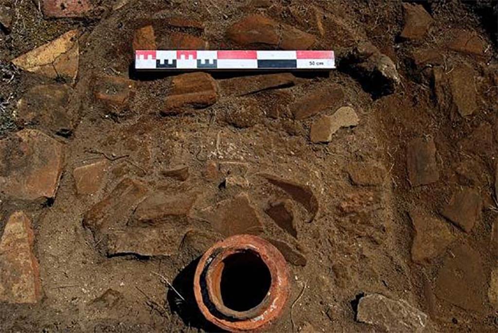 Fig. 53 � Pomp�i, boulangerie VII 12, 11 � Vestiges du massif gainant le conduit de chemin�e.
Vue de l�ouest.
Clich� : N. Monteix � EFR.
