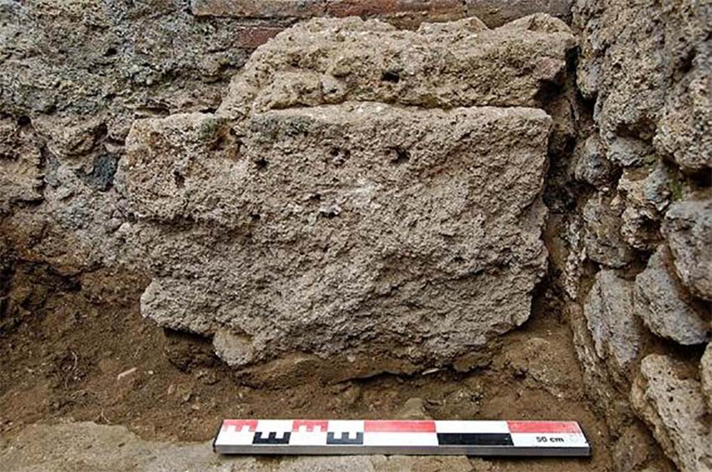 Fig. 55 � Pomp�i, boulangerie VII 12, 11 � Pied de table ma�onn�, remployant un fragment de mur.
Vue de l�est.
Clich� : S. Aho � EFR.
