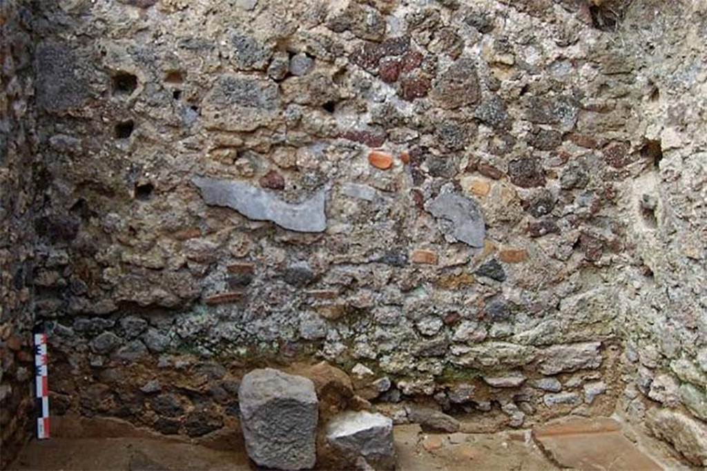 Fig. 56 � Pomp�i, boulangerie VII 12, 11 � Mur m�ridional de la salle de fa�onnage. 
Vue du nord.
Clich� : S. Aho � EFR.
