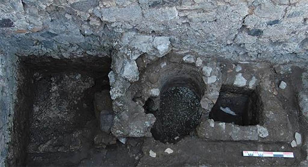 Fig. 58 � Pomp�i, boulangerie VII 2, 11 � Bouche de citerne et bassin de r�ception des eaux dans la pi�ce 3.
Vue de l�est.
Clich� : S. Aho � EFR.
