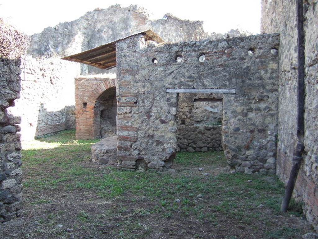 VII.12.11 Pompeii. September 2005. Looking south.