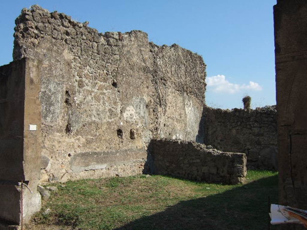 VII.12.13 Pompeii.  September 2005.  East wall of shop.