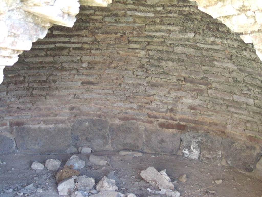 VII.12.13 Pompeii.  September 2005.  Interior of oven.