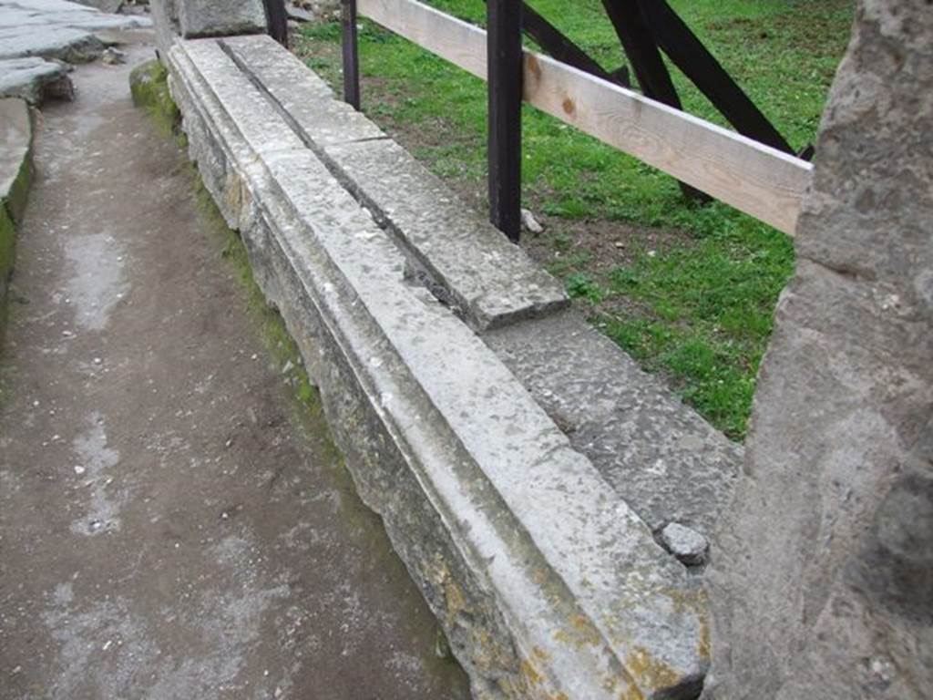 VII.12.14 Pompeii. December 2007. Looking east along Travertine threshold/sill.