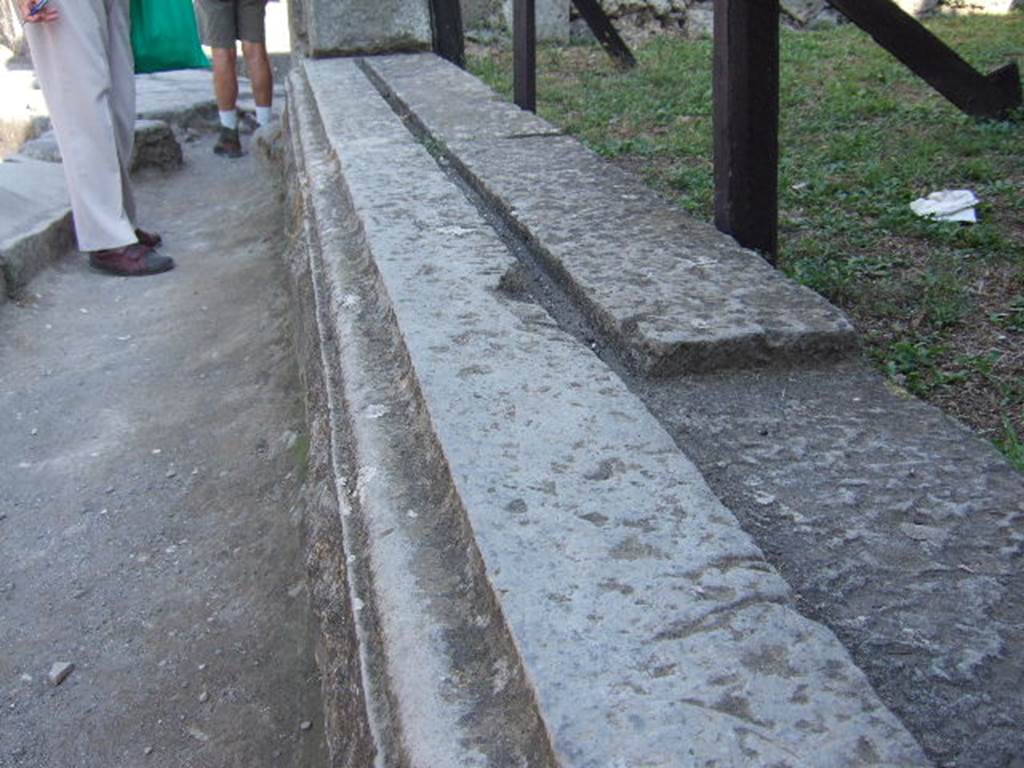 VII.12.14 Pompeii. September 2005. Travertine Sill, looking east.