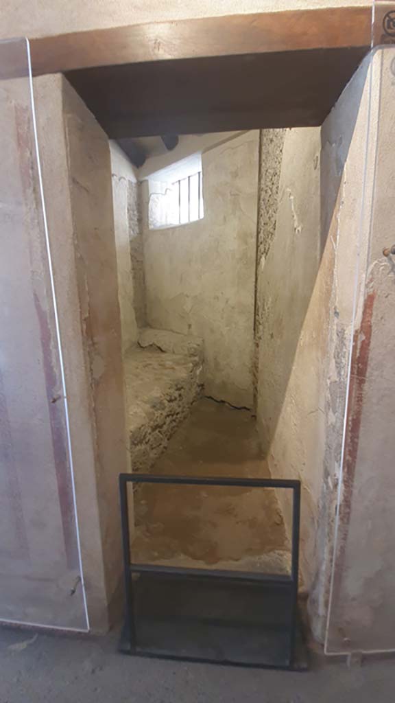 VII.12.18 Pompeii. July 2021.
Looking through doorway into a room with a stone bed and pillow.
Foto Annette Haug, ERC Grant 681269 DÉCOR.