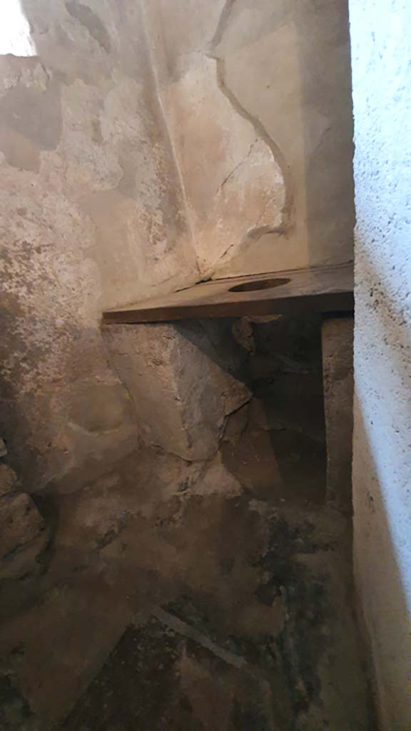 VII.12.18 Pompeii. July 2021. Latrine.
Foto Annette Haug, ERC Grant 681269 DÉCOR.