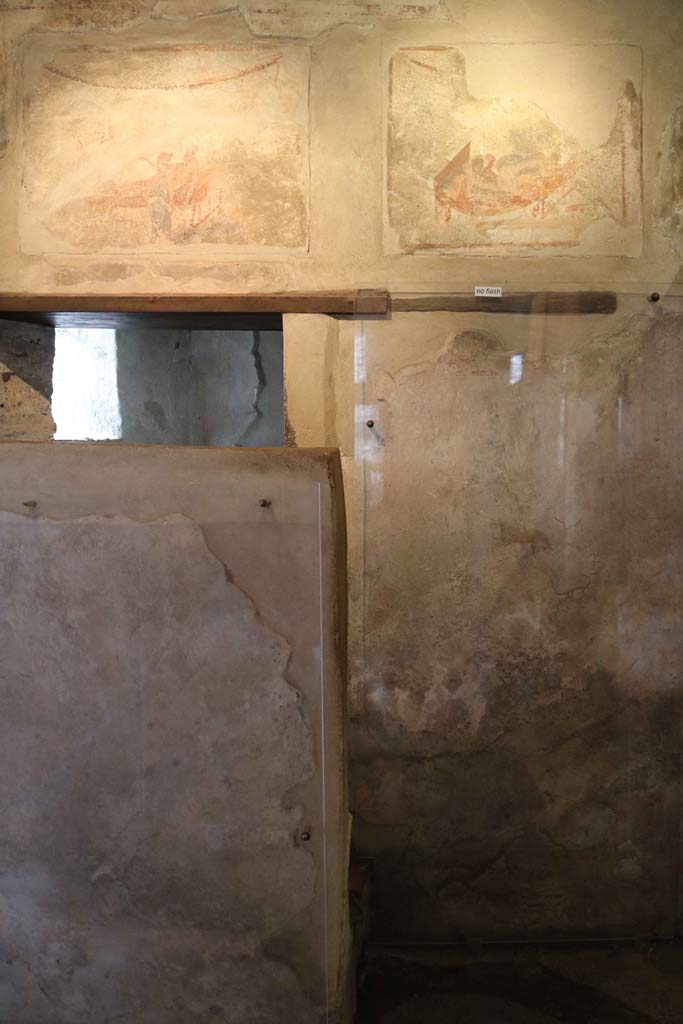 VII.12.18, Pompeii. December 2018. Doorway to the latrine at the west end, behind the screen.
Photo courtesy of Aude Durand.