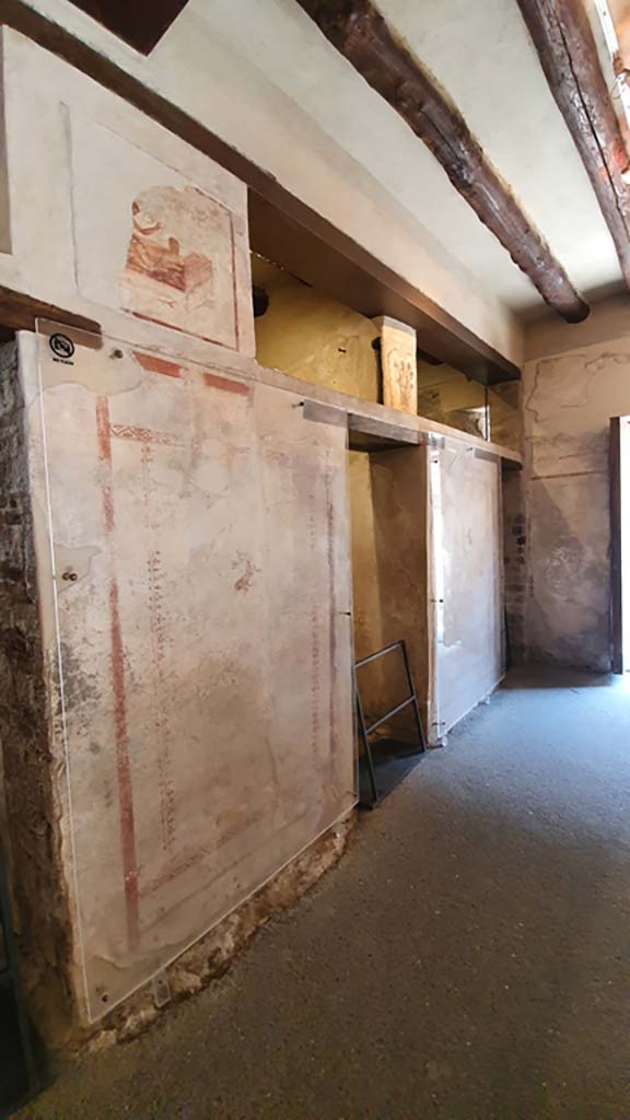 VII.12.18 Pompeii. July 2021.
Looking east along north side with three doorways, towards entrance doorway at VII.12.18.
Foto Annette Haug, ERC Grant 681269 DÉCOR.