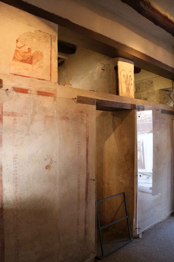 VII.12.18, Pompeii. December 2018.
Looking towards other doorway on north side. Photo courtesy of Aude Durand.