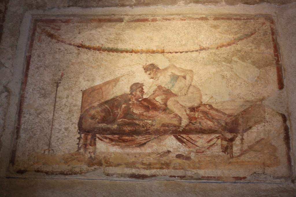 VII.12.18 Pompeii. December 2018. Painted erotic wall fresco on frieze. Photo courtesy of Aude Durand.