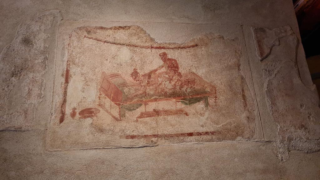 VI.12.18 Pompeii. April 2022. Painted erotic wall fresco on frieze. Photo courtesy of Giuseppe Ciaramella.