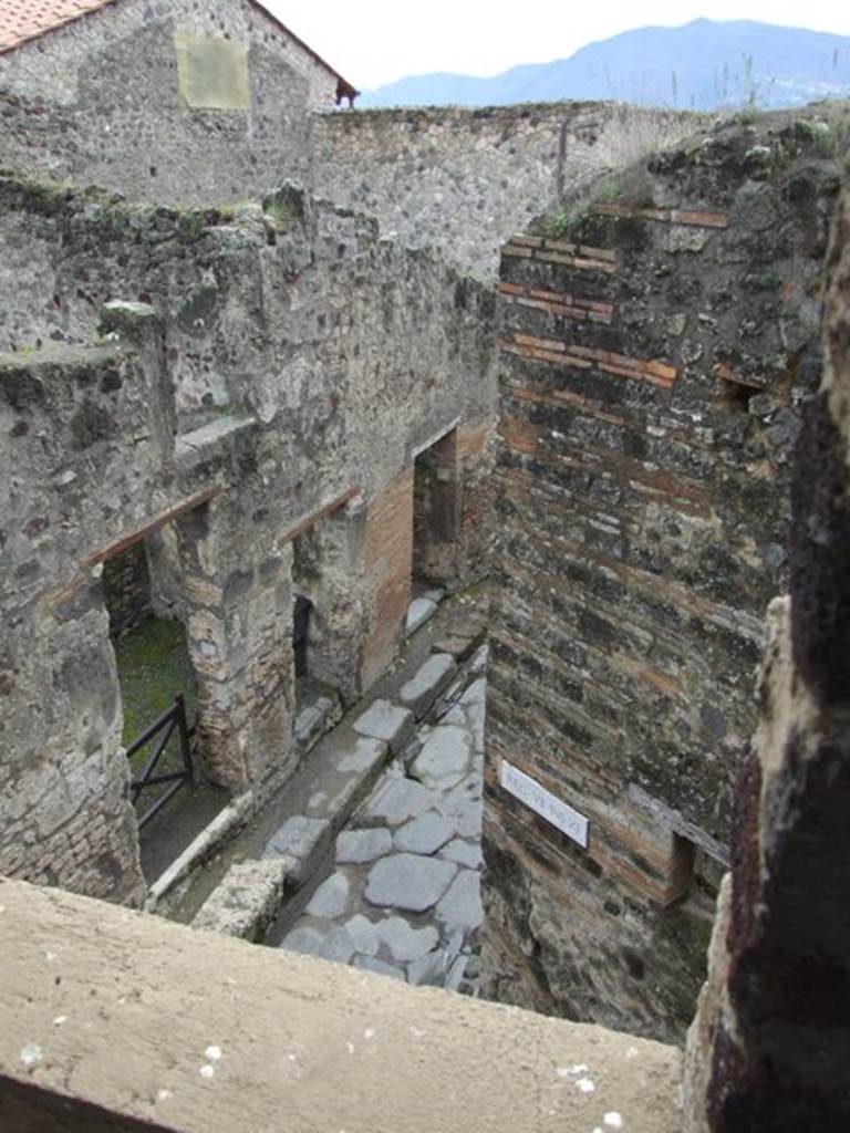 VII.12.20  Pompeii.  March 2009.  Looking south from window onto road junction of Vicolo del Balcone Pensile and Vicolo del Lupanare.