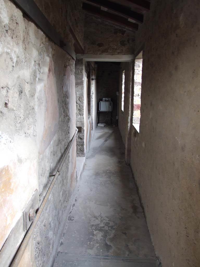 VII.12.20 Pompeii. March 2009. 
Outer corridor, looking north with windows overlooking Vicolo del Lupanare.
