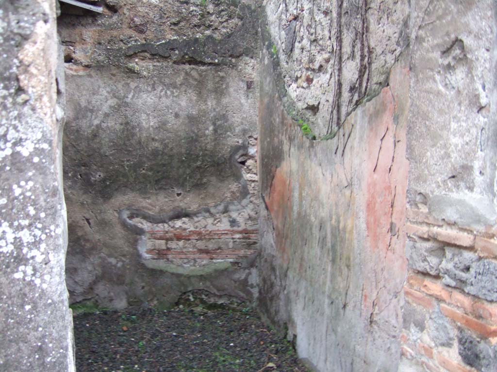 VII.12.21 Pompeii. December 2005. Middle room of three rooms on east side of atrium.